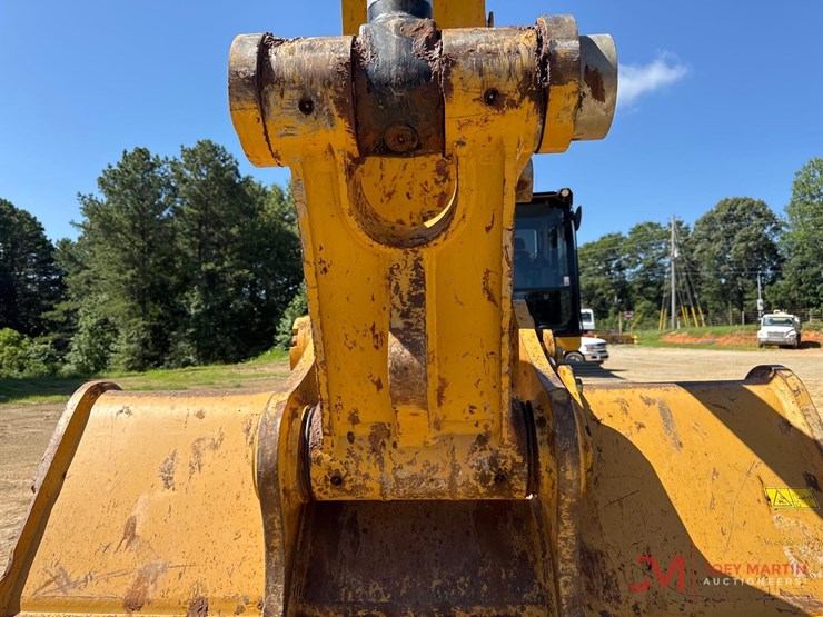 2024-caterpillar-352-image-12