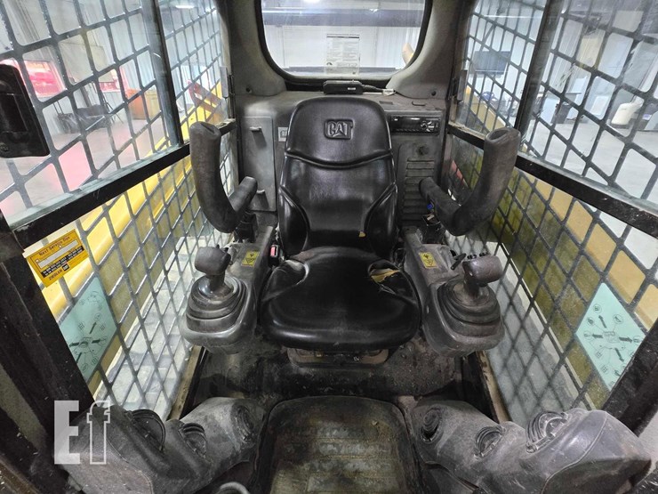 2015-caterpillar-259d-image-14