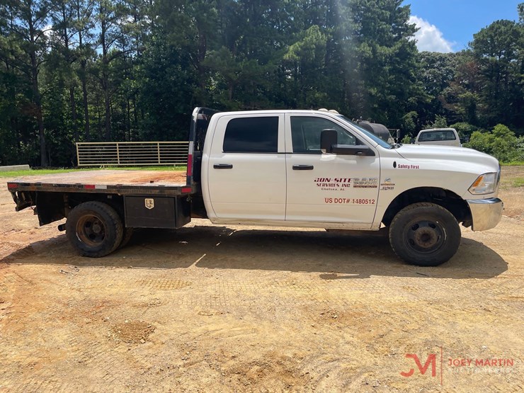 2016-ram-3500-heavy-duty-flatbed-truck-image-2
