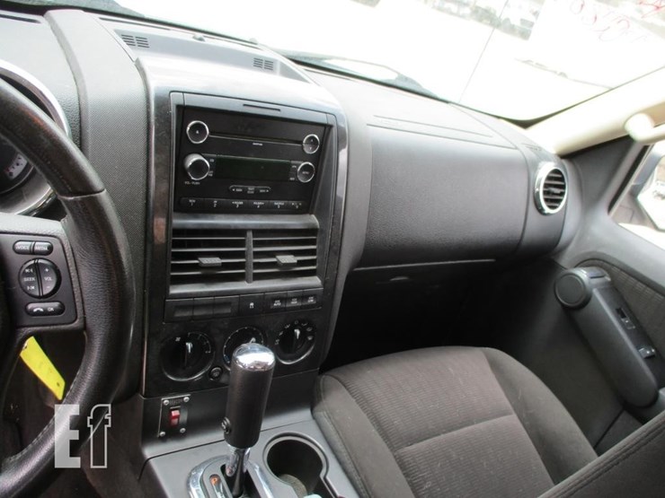 2010-ford-explorer-xlt-image-10