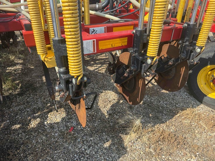 2006-bourgault-8710-air-seeder-image-39