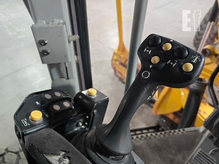 2010-caterpillar-160m-image-21