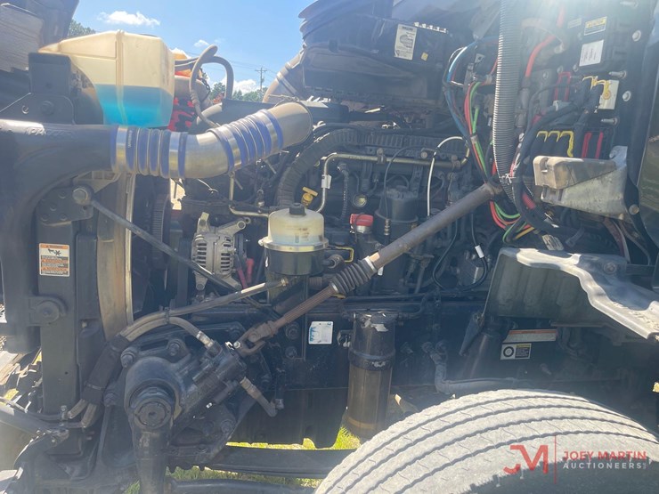 2019-peterbiltday-cab-truck-tractor-image-15