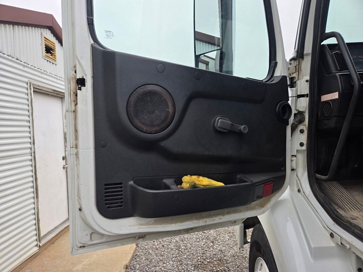 2000-volvo-day-cab-semi-image-36
