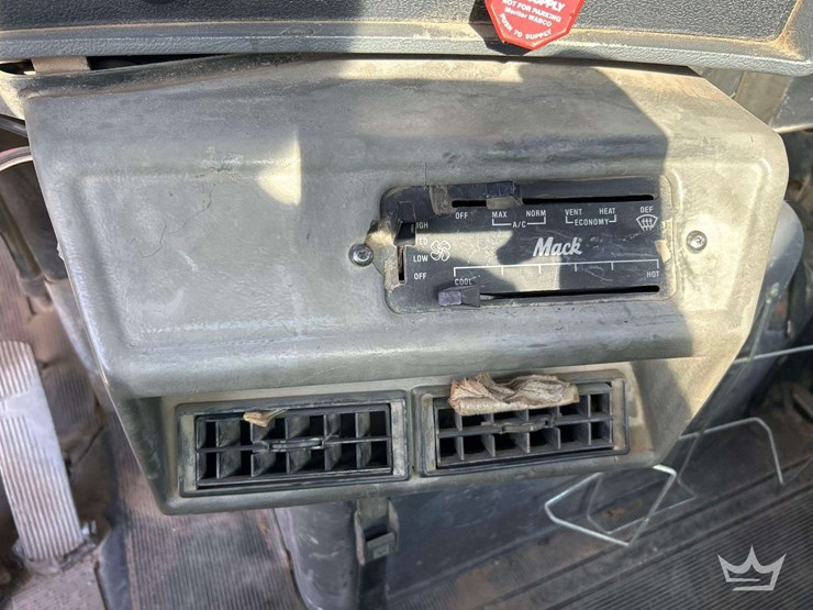 1994-mack-dm690s-image-18