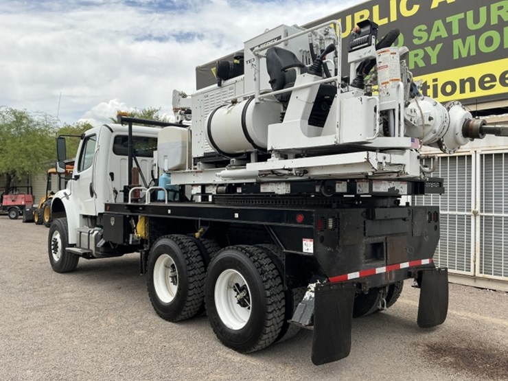 2016-freightliner-m2-106-image-8