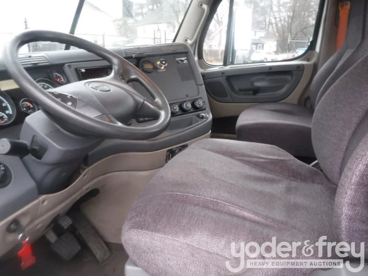 2018-freightliner-cascadia-113-image-8