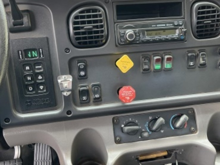 2016-freightliner-m2-106-image-42
