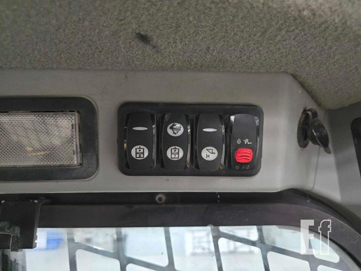 2015-caterpillar-259d-image-23