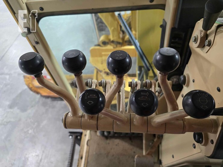 2005-caterpillar-143h-image-18