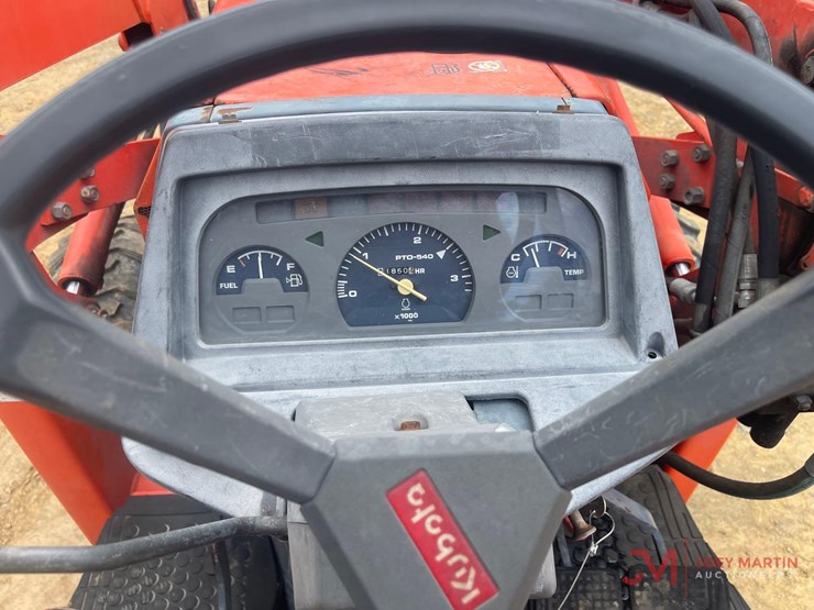 kubota-l35-loader-backhoe-image-17