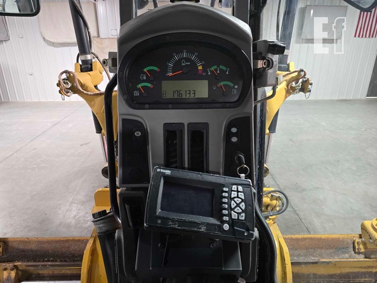 2010-caterpillar-160m-image-16
