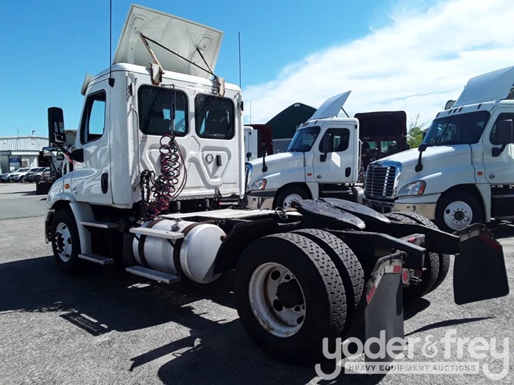 2018-freightliner-cascadia-113-image-2