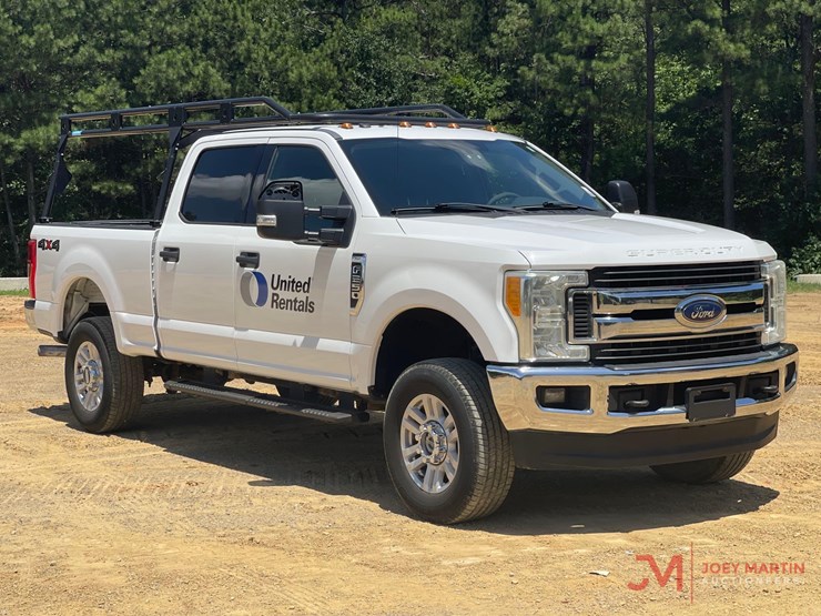 2017-ford-f-250-xlt-super-duty-pickup-truck-image-1