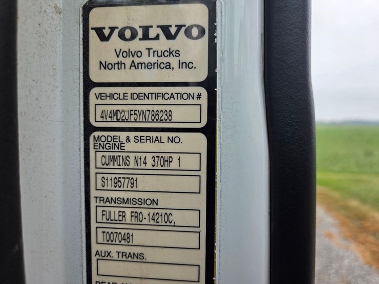 2000-volvo-day-cab-semi-image-39