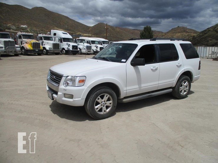 2010-ford-explorer-xlt-image-1