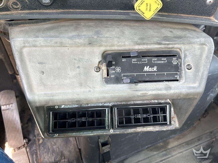 1994-mack-dm690s-image-16