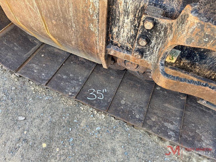 2024-caterpillar-352-image-15