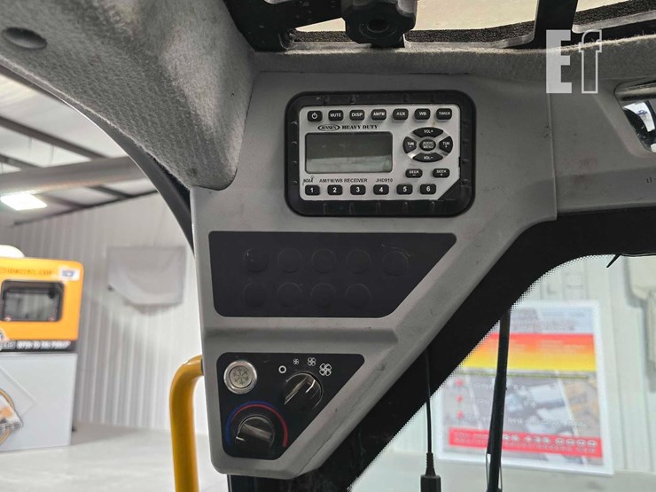 2021-jcb-3ts-8t-image-17