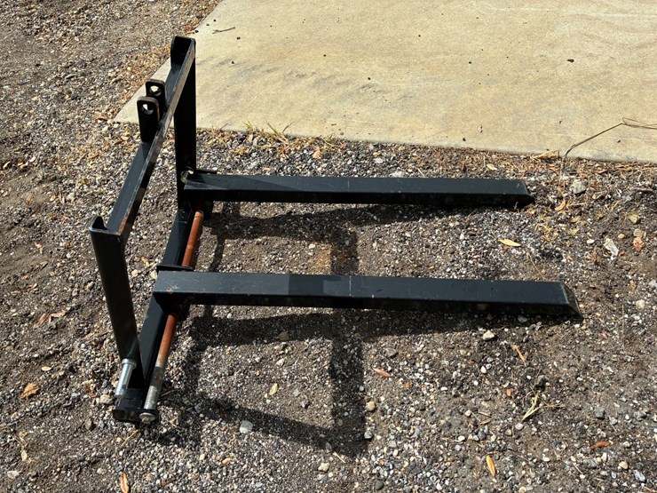 #20222-•-3-point-hitch-pallet-forks-image-4
