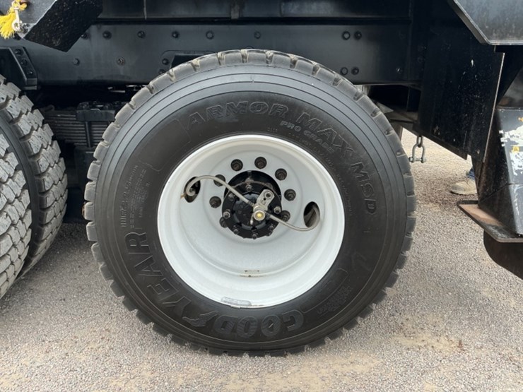 2016-freightliner-m2-106-image-9