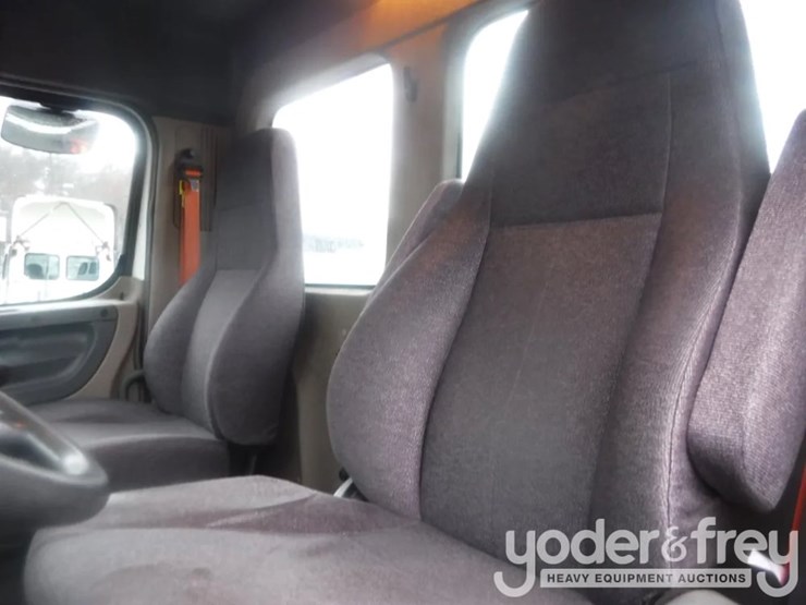 2018-freightliner-cascadia-113-image-7