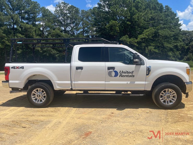 2017-ford-f-250-xlt-super-duty-pickup-truck-image-2