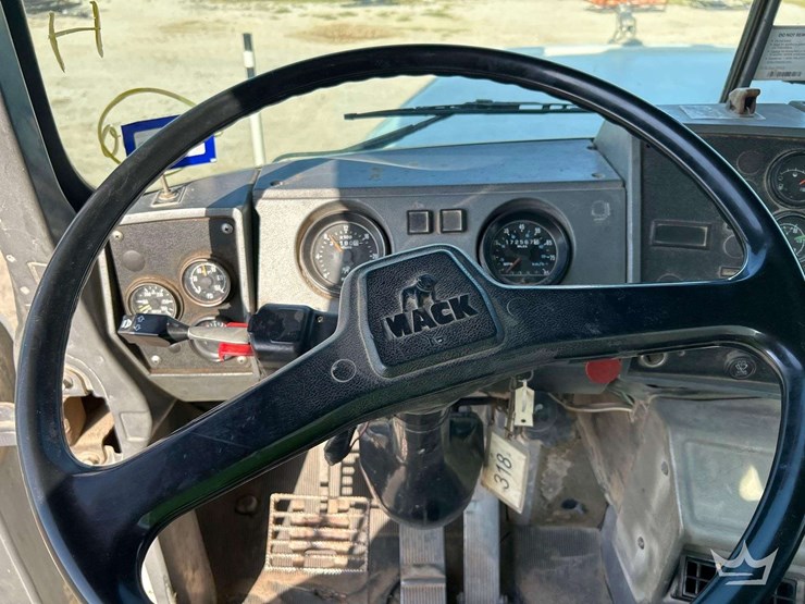1994-mack-dm690s-image-14