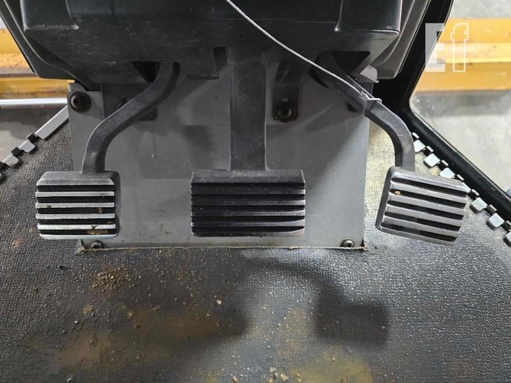 2011-caterpillar-140m2-image-17