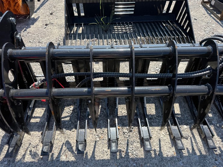 #2029-•-unused-future-clg72-skid-steer-curved-log-grabber-chxmq2605138-inv#48871-image-6