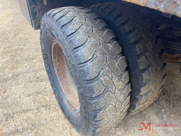 2016-ram-3500-heavy-duty-flatbed-truck-image-12
