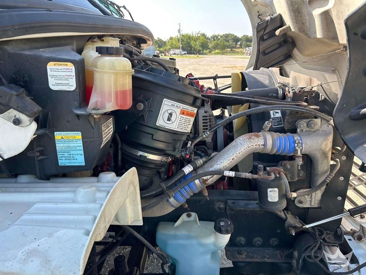 2016-freightliner-m2-106-image-9