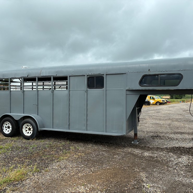 #20212 • Dixie trailer works horse trailer