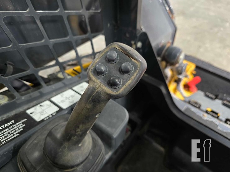2023-deere-324g-image-15
