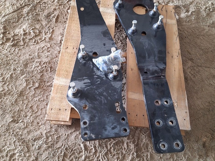 loader-brackets-off-a-new-holland-t7.260.-image-1