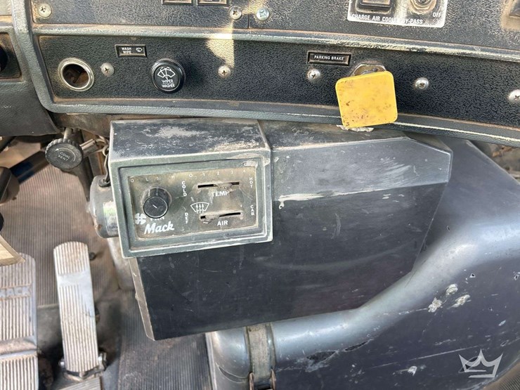 1994-mack-dm690s-image-18