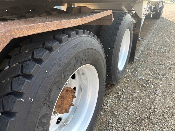 1995-peterbilt-379-image-23