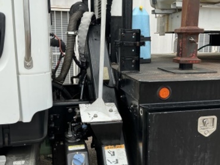 2016-freightliner-m2-106-image-12