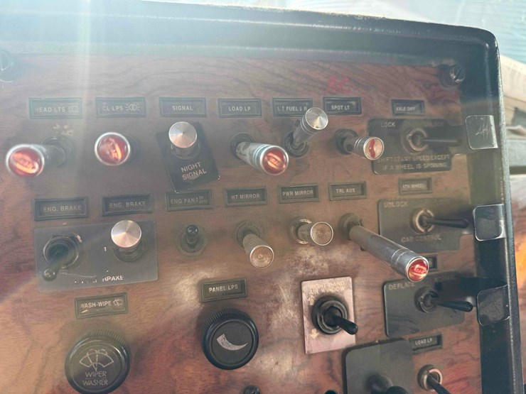 1995-peterbilt-379-image-44
