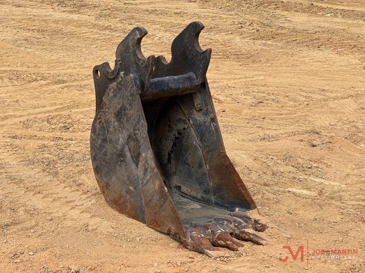 18"-tooth-bucket-excavator-attachment-image-1