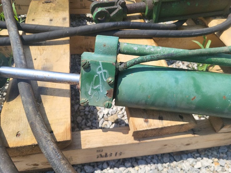 oliver-hydraulic-cylinder-w/hoses-image-2