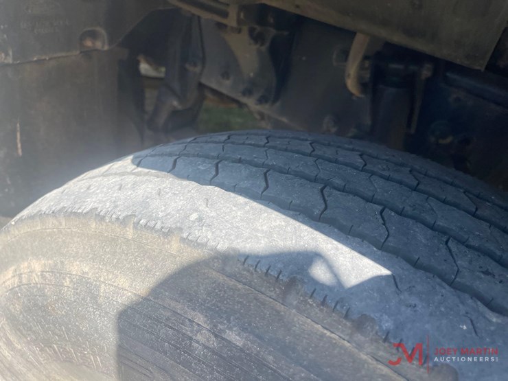 2019-peterbiltday-cab-truck-tractor-image-6