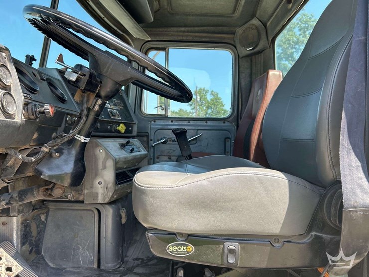 1994-mack-dm690s-image-11