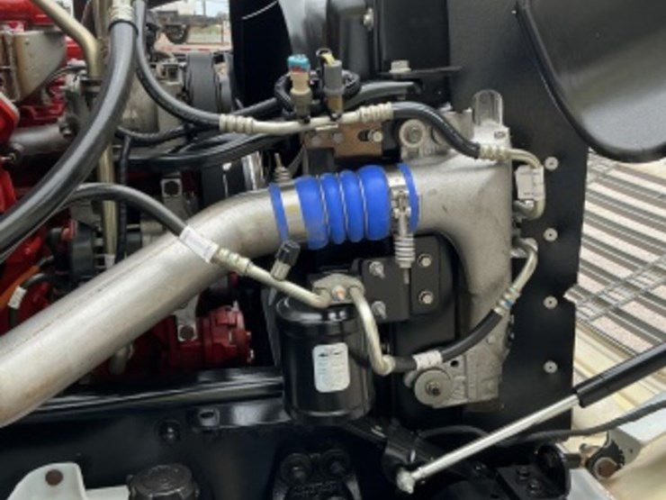 2016-freightliner-m2-106-image-34