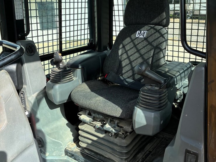 2014-caterpillar-d3k2-lgp-image-11