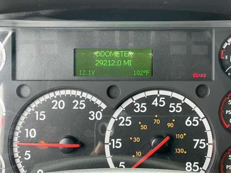 2016-freightliner-m2-106-image-39