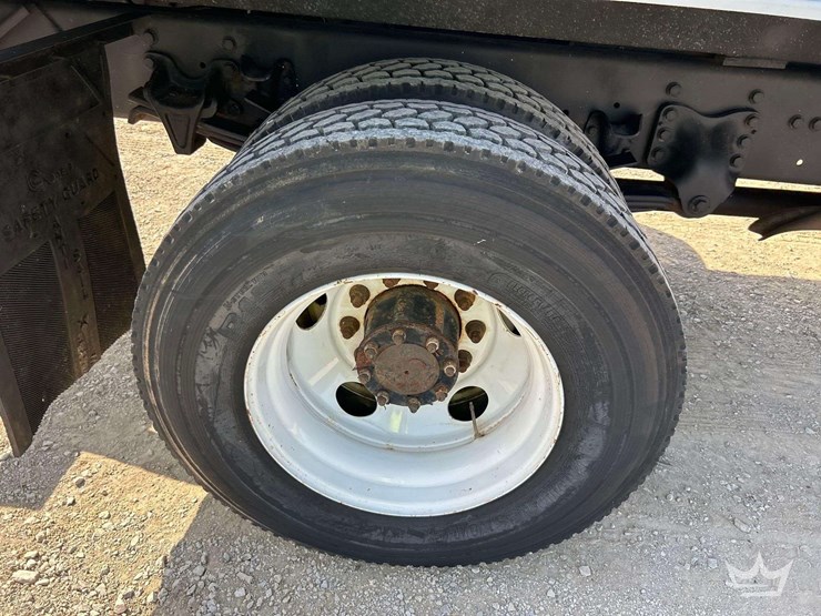 2016-freightliner-m2-106-image-25