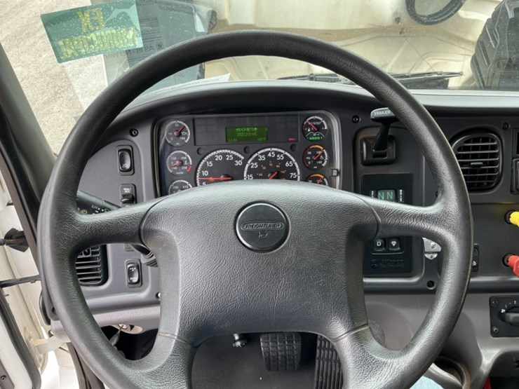 2016-freightliner-m2-106-image-37