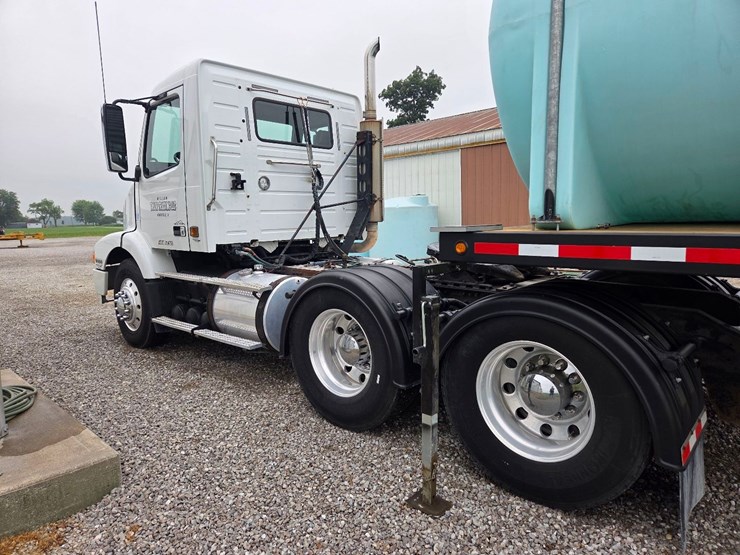 2000-volvo-day-cab-semi-image-19