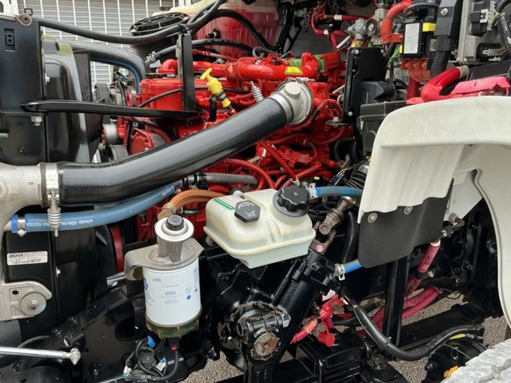 2016-freightliner-m2-106-image-29